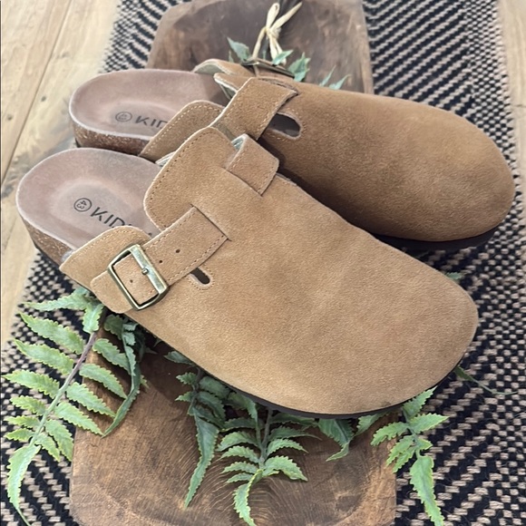 KIDMI tan suede slip-on clogs - Picture 1 of 3